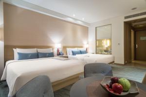 鱼池乡云品温泉酒店 日月潭的酒店客房带两张床和一碗水果