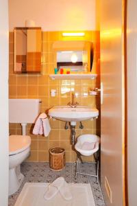 新黎凡特中央酒店的一间带水槽和卫生间的浴室
