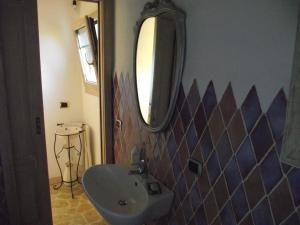 库尼亚纳Casa Marcella Cugnana-Portisco的一间带水槽和镜子的浴室