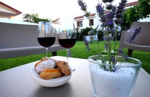 马蒂诺B&B Il Portico的两杯酒和一盘桌上的食物