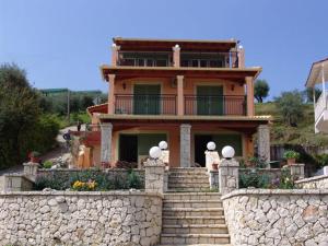 梅松吉Villa Pepy的一座带楼梯和石墙的大房子