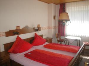 维林根斯特莱克维之家公寓的卧室配有两张红色枕头