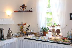 奥斯特西巴德钦诺维茨Baltisches Haus Pension Moll的自助餐,餐桌上供应食物