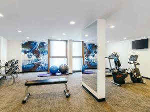 芭堤雅市中心Travelodge Pattaya的健身室配有健身器材和镜子