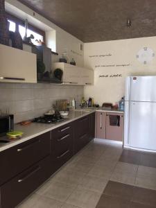 扎托卡Villa Life的厨房配有白色冰箱和炉灶。