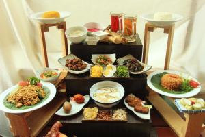 雅加达雅加达千禧大酒店的盘子上填满了不同种类食物的桌子