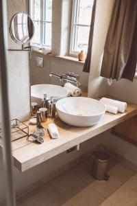 Birkenau兰莫硕夫兰德酒店的浴室设有2个水槽和镜子