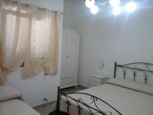 圣潘克拉齐奥萨伦蒂诺casa annafede的一间卧室设有两张床和窗户。