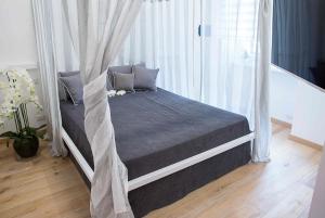 罗马Relais Dolcevita的一间卧室配有一张带天蓬的床