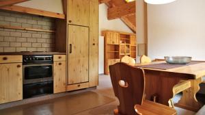 马尔邦贝克菲伊恩公寓酒店的厨房配有木制橱柜和炉灶烤箱。