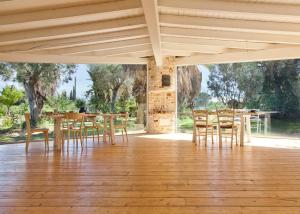 奥里斯塔诺Via dei Mari Guest House的用餐室配有木桌和椅子