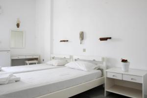 帕罗奇亚赞奈特酒店的卧室设有2张床和白色的墙壁。