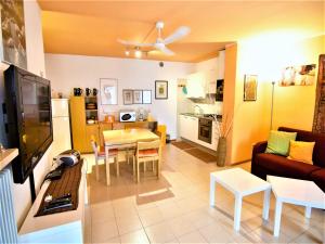 阿科Apartment Arco Climbing的客厅配有沙发和桌子