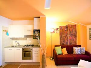 阿科Apartment Arco Climbing的带沙发的客厅和厨房