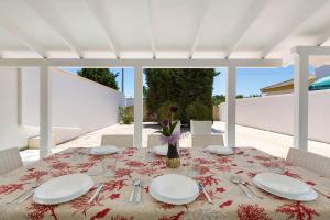 托雷拉皮罗Villa Belvedere by BarbarHouse的餐桌,配有白板和银器