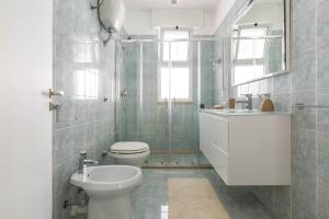 托雷拉皮罗Villa Belvedere by BarbarHouse的一间带卫生间和水槽的浴室