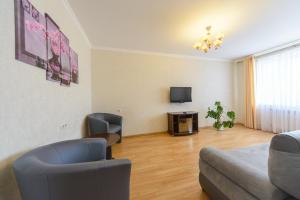 基辅ARTAL Apartment on Obolonskaya Square 3的客厅配有沙发、椅子和电视