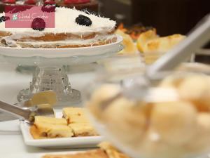 瓜伊拉Hotel Gaucha的一张桌子,上面有蛋糕和一盘甜点