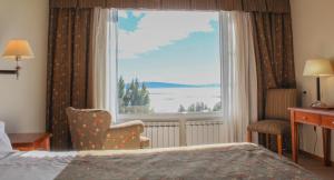 埃尔卡拉法特特拉萨斯德尔卡拉法特酒店的酒店客房设有一张床和一个大窗户