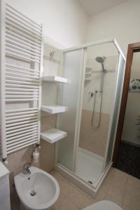 博洛尼亚Casa vacanze Antonia的带淋浴、卫生间和盥洗盆的浴室