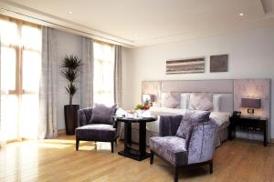 利雅德格拉纳达维维恩别墅酒店的卧室配有一张床和一张桌子及椅子