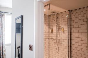 奥尔德马斯顿海因兹海德酒店的浴室设有白色瓷砖和淋浴。