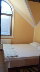 贝拉茨尔克瓦Guest house Ćane Smestaj的带窗户的客房内的两张床