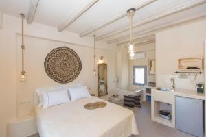 纳克索乔拉Ampelos Suites的一间卧室配有一张床和一个水槽和一个浴缸