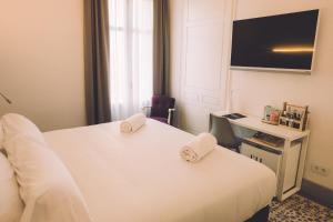 曼雷沙Hotelet Casa Padró的酒店客房,配有带毛巾的床