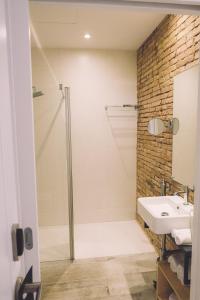 曼雷沙Hotelet Casa Padró的带淋浴和盥洗盆的浴室