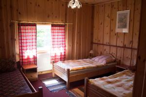 SzteklinAgroturystyka Kociewiak的一间卧室设有两张床和窗户。