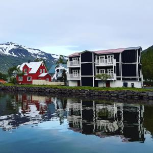 塞济斯菲厄泽维奥洛尼奥旅馆的一群靠近水体的建筑物