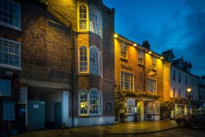 瑟斯克The Golden Fleece Hotel, Thirsk, North Yorkshire的砖砌的建筑,旁边灯