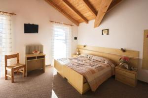 莫埃纳瓦勒恰拉酒店的一间卧室,卧室内配有一张床和一把椅子