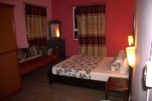 Rodrigues Island浪漫科里奥别墅旅馆的一间卧室配有一张床和一个沙发