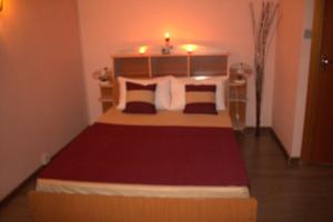 Rodrigues Island浪漫科里奥别墅旅馆的一间卧室配有一张带蜡烛的大床
