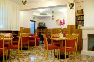 卡拉马尼科泰尔梅Hotel Viola的一间带桌椅和壁炉的用餐室