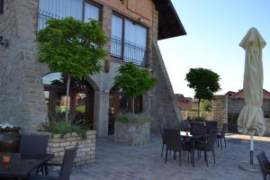 贝尔格莱德Garni Hotel Chicha - Winery ŠKRBIĆ的大楼前带桌椅的天井