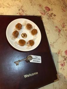 滨海韦斯顿机车棚住宿加早餐旅馆的书上一盘巧克力 ⁇ 的甜甜圈