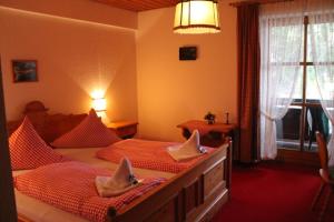 比绍夫斯迈斯施阿富勒霍夫酒店的一间卧室配有两张带毛巾的床