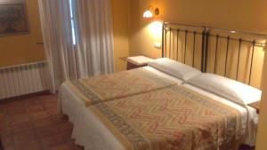 阿塞沃科尔维纳乡村旅馆的一间卧室,卧室内配有一张大床