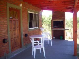 Las CallesCabañas Llajta Sumaj的天井配有两把椅子和一张桌子,门