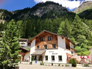 InnerferreraGasthaus Alpenrose的山前的建筑