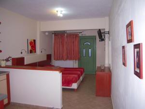 梅松吉Villa Pepy的一间卧室设有一张床和一个绿门