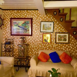 伊穆斯Entire House with 4 rooms near SM Molino and Vermosa Ayala的客厅配有沙发和墙上的照片