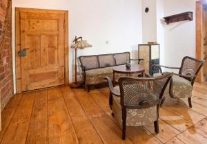 MirskGosciniec Kaszarnia Kamienne的客厅配有沙发、椅子和桌子