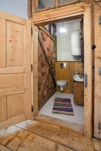 MirskGosciniec Kaszarnia Kamienne的一间带卫生间、水槽和门的浴室