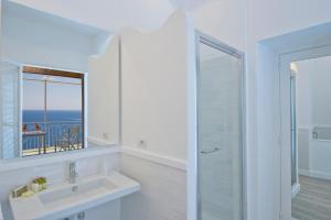 普莱伊亚诺伊尔科拉洛II旅馆的白色的浴室设有水槽和镜子