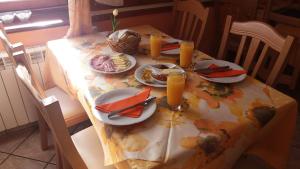 Kal-KoritnicaGostišče Hedvika的一张桌子上放着食物和橙汁