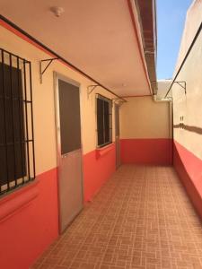 安吉利斯RV瞬态公寓的一条有红色和白色墙壁的建筑的空走廊